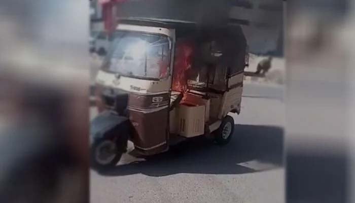 کراچی، چالان کاٹنے پر ڈرائیور نے رکشے کو آگ لگادی