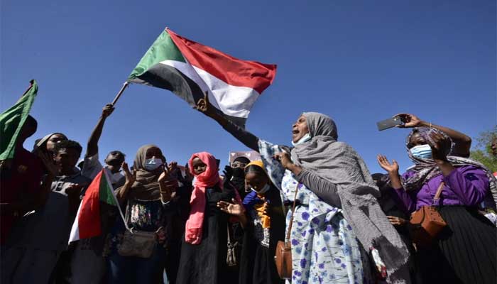 سوڈان: مظاہرین نے فوجی سربراہ اور وزیراعظم کے معاہدے کو مسترد کردیا، فوج کے خلاف نعرے