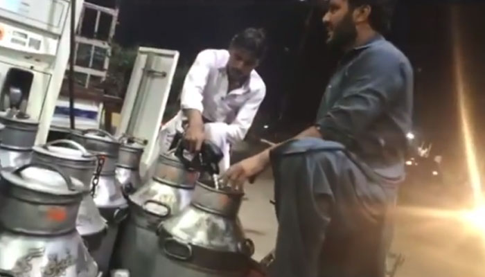 ویڈیو: پیٹرول پمپس کی بندش پر دودھ کے کنٹینرز میں پیٹرول جمع