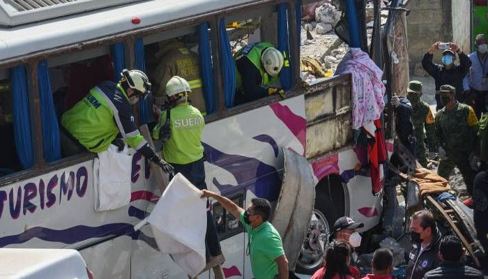 میکسیکو : تیز رفتار بس گھر میں گھس گئی، 19 افراد ہلاک