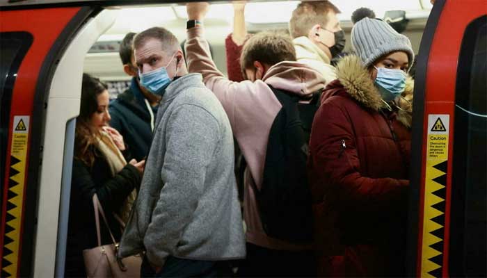 انگلینڈ: اومی کرون پھیلاؤ روکنے کے لیے پابندیاں نافذ، پبلک مقامات پر ماسک پہننا لازمی قرار