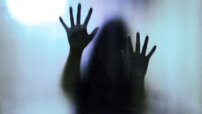 اے ایس آئی پر زیادتی کا الزام لگانے والی خاتون 50 لاکھ روپے لینے پر گرفتار