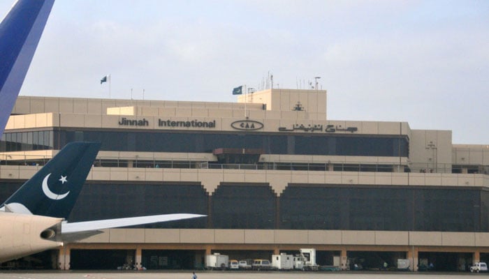 ایئرپورٹس پر آئی ایل ایس نہ ہونے سے پاکستان میں فلائٹ آپریشن متاثر ہونے کا خدشہ پیدا ہوگیا۔ فوٹو: فائل