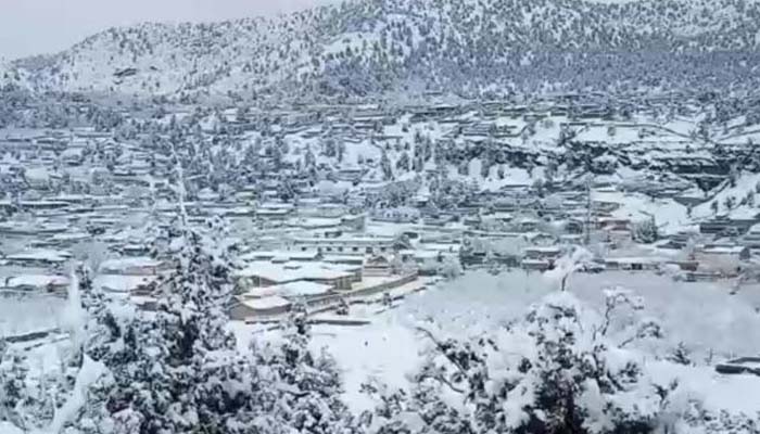 زیارت میں موسم سرما کی پہلی برف باری