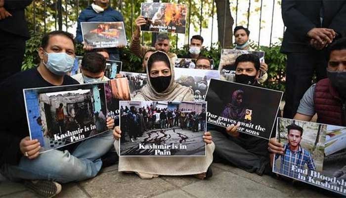 محبوبہ مفتی کی زیر قیادت دہلی میں احتجاجی دھرنا، کشمیر کی سڑکیں خون میں لت پت ہیں، سابق وزیراعلیٰ