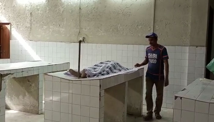گزشتہ روز قتل کی گئی صبا کی لاش اسپتال میں رکھی ہے