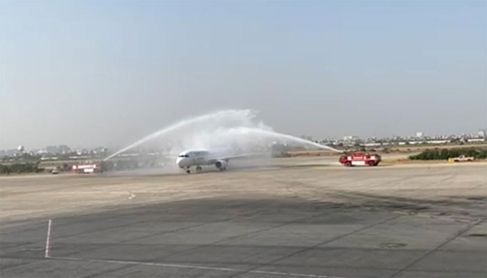 ’شام ونگز‘ ایئر لائن کی دمشق سے کراچی پہنچنے والی پہلی پرواز کو واٹر سلیوٹ دیا جا رہا ہے