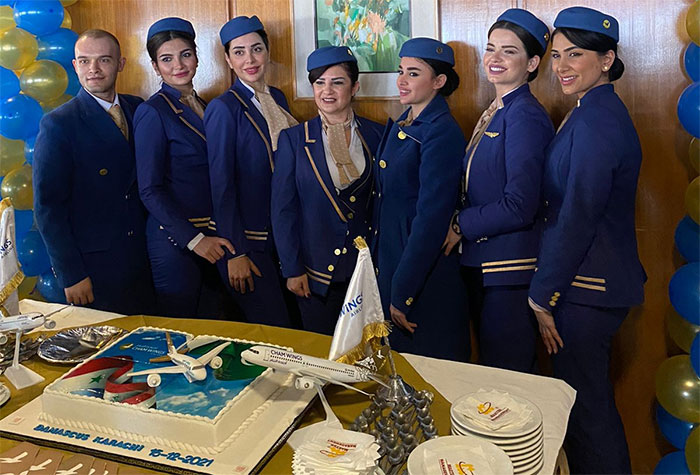 ’شام ونگز‘ ایئر لائن کے عملے کا گروپ فوٹو