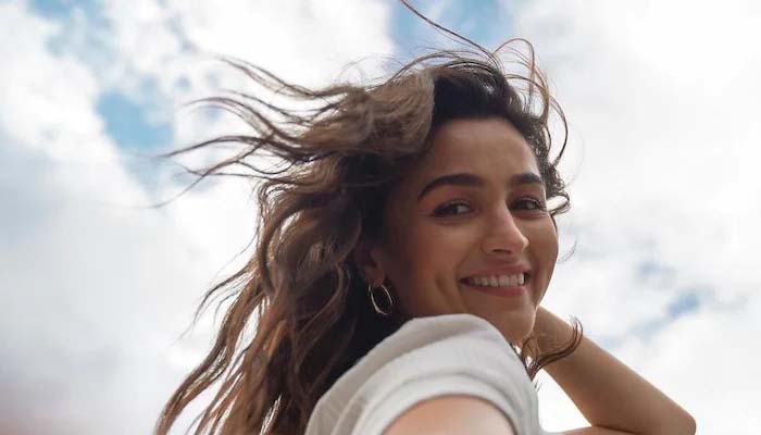 Alia Bhatt chills with pet cat Edward 