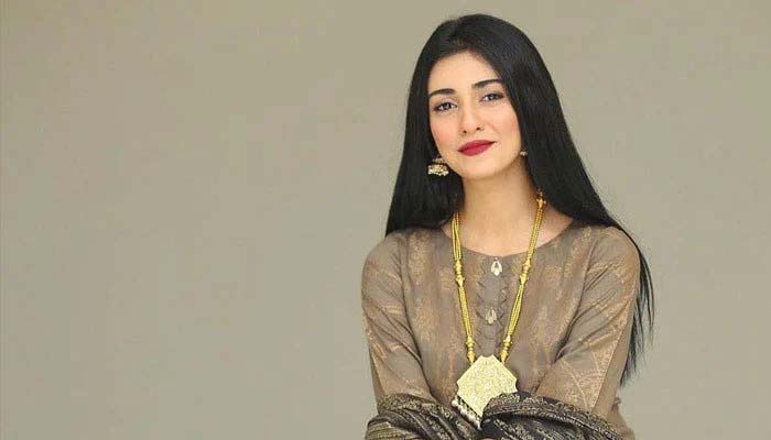 Sarah Khan looks elegant yet charming in classic traditional attire:See Post 