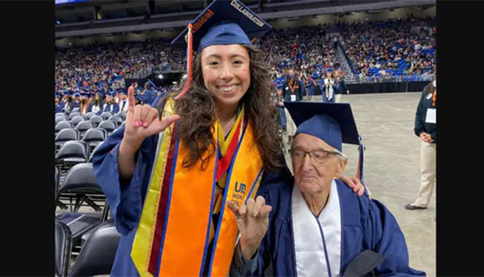 امریکا: 87 سالہ معمر شخص کی پوتی کے ہمراہ گریجویشن مکمل
