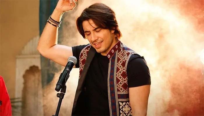 Ali Zafar stuns the crowd with yet another stellar performance 