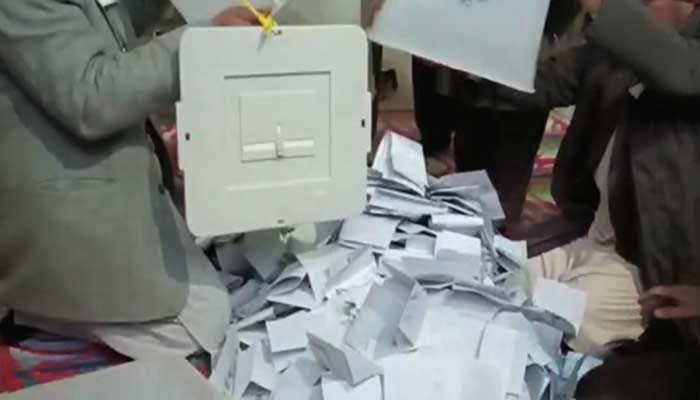 کے پی، انتخابی عملہ سامان اٹھا کر پہاڑی سلسلے میں 3 گھنٹے پیدل چلا