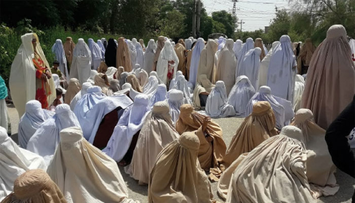 لکی مروت: برقعہ پوش خواتین کا احتجاج، گیس، بجلی بل جلادیے