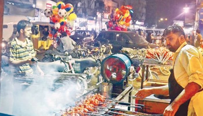 کراچی میں حسین آباد فوڈ اسٹریٹ پر چھاپا، 3 ریسٹورنٹ سیل