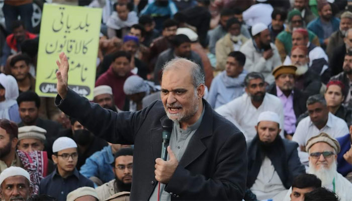 امیرِ جماعتِ اسلامی کراچی حافظ نعیم الرحمٰن سندھ اسمبلی پر دھرنے کے شرکاء سے خطاب کر رہے ہیں— بشکریہ فیس بک
