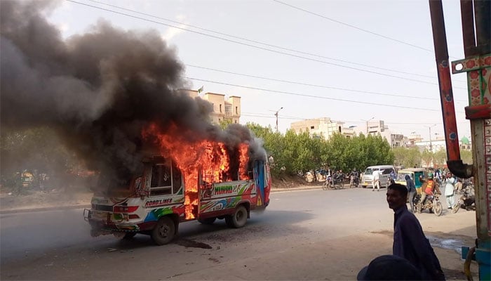 نیو کراچی میں حادثے کے بعد مشتعل افراد نے منی بس کو جلا دیا — جنگ فوٹو
