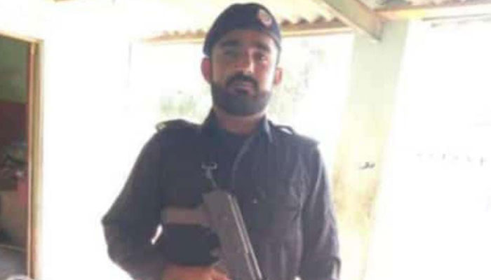 ابراہیم حیدری، کراچی میں ڈاکوؤں کی فائرنگ سے شہید ہونے والے کانسٹیبل صلاح الدین کی یادگار تصویر