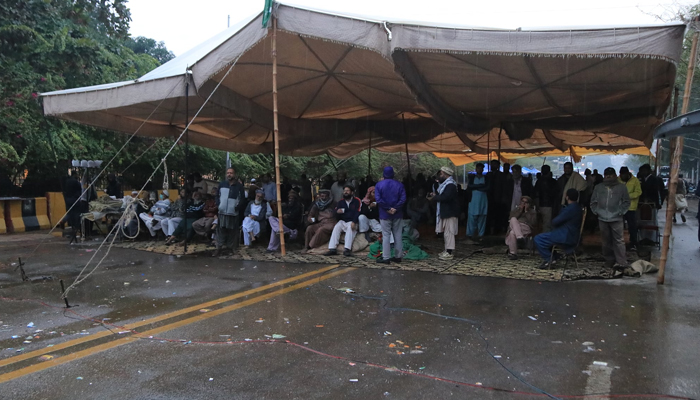کراچی میں تیز بارش، جماعت اسلامی کا دھرنا چھٹے روز بھی جاری