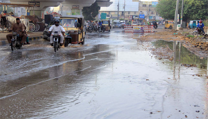 Karachi: Rain stopped in the morning, cold weather, water accumulated on the roads