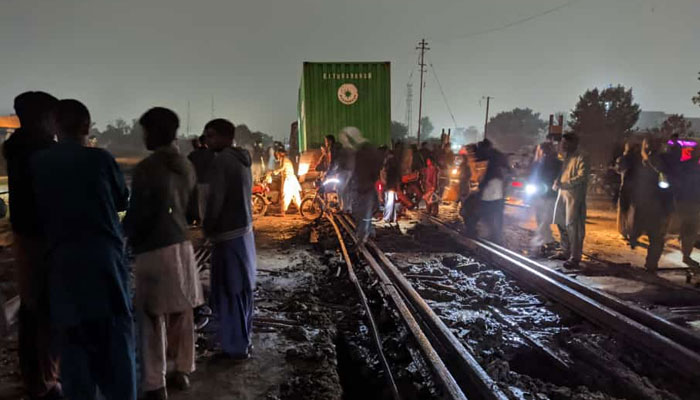 کراچی سے جانے والی مال بردار گاڑی کو ٹنڈوآدم کے قریب حادثہ، اپ ٹریک بند