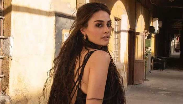 Esra Bilgic's beautiful smile melts hearts: See Pic 