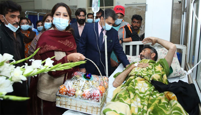 پروفیسر ڈاکٹر شاہد رسول نے وزیراعلیٰ سندھ مراد علی شاہ کی طرف سے کوہ پیما حسن جان کو اسپتال میں گلدستہ پیش کیا