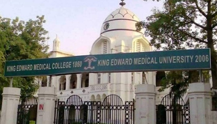 لاہور: کنگ ایڈورڈ میڈیکل کالج یونیورسٹی نرسنگ کالج کی 25 طالبات کورونا میں مبتلا