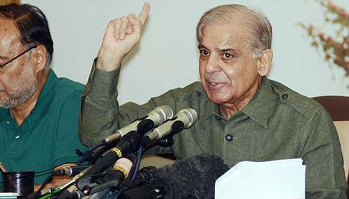 شہباز شریف سے صحافی کا منی بجٹ کا راستہ روکنے سے متعلق سوال