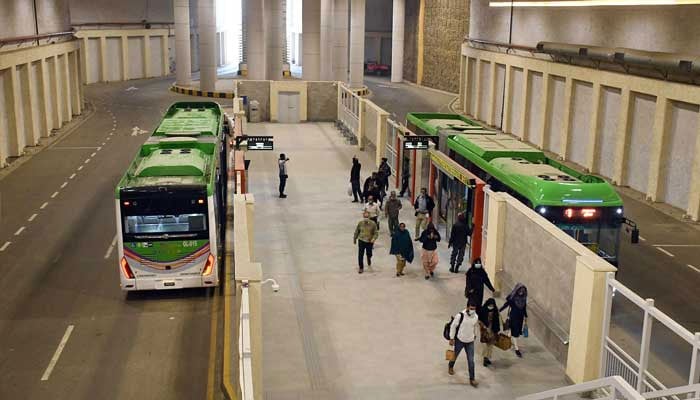 رواں ماہ 10 جنوری سے کراچی میں صبح 7 تا 10 بجے گرین لائن بس رواں دواں ہے