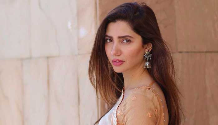 Mahira Khan leaves tongues wagging in super cool fringed hair, mother reacts: See 