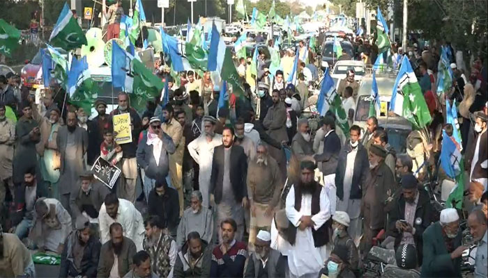 کراچی میں شارعِ فیصل پر جماعت اسلامی کے احتجاجی دھرنے اور ریلی کا منظر