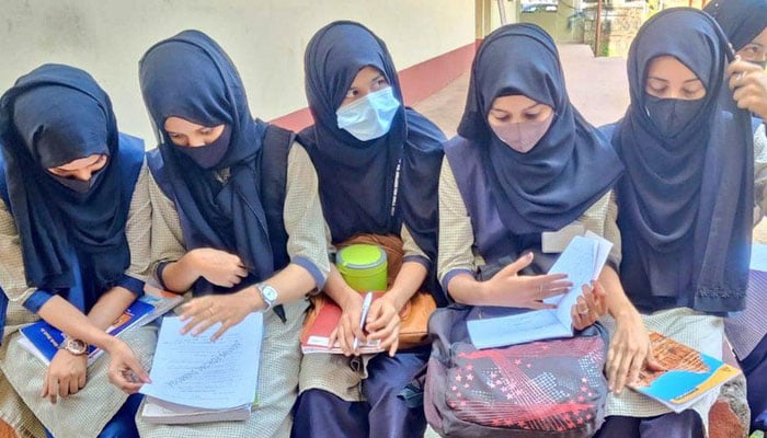 بھارت: کالج میں حجاب کرنے والی طلبات کے کلاس میں داخلے پر پابندی