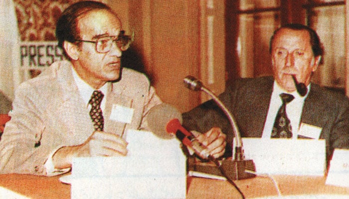 میرخلیل الرحمٰن 1979میں یونان میں منعقدہ بین الاقوامی سیمینار کے ایک سیشن میں پاکستان اور آزادی صحافت کے موضوع پر خطاب کررہے ہیں