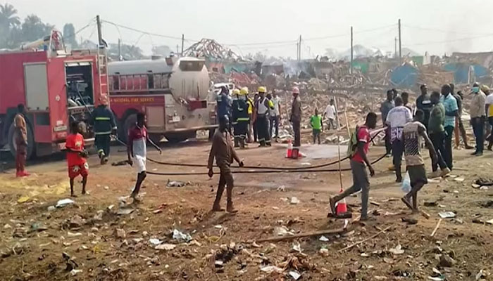 افریقی ملک گھانا میں خوفناک حادثے کے بعد زمین بوس ہونے والی متعددعمارتوں کا ملبہ بکھرا پڑا ہے