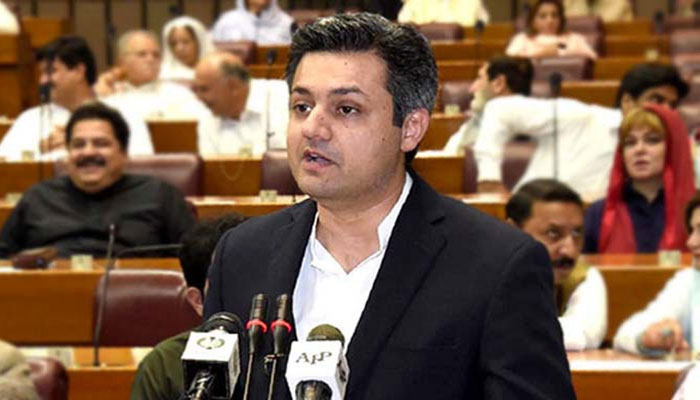 وفاقی وزیرِ توانائی حماد اظہر قومی اسمبلی میں اظہارِ خیال کرتے ہوئے