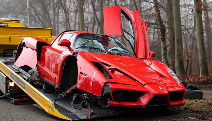 مہنگی ترین گاڑی فراری مکمل طور پر تباہ، تصاویر سامنے آگئیں