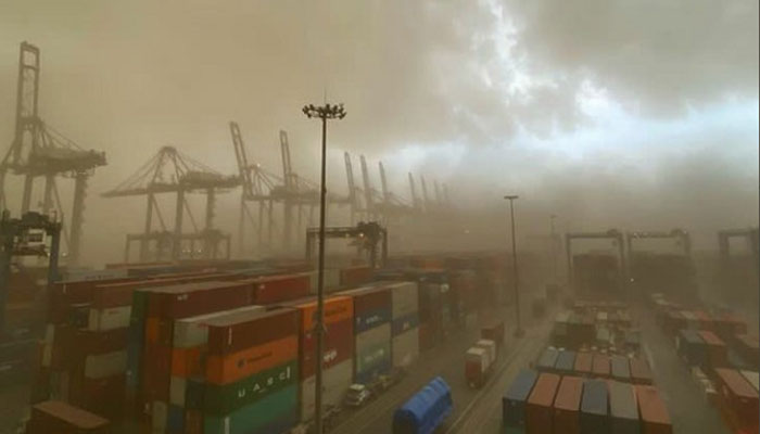 کراچی: گرد آلود ہوا، حدِ نگاہ متاثر، آئندہ چند دنوں میں شدید سردی کی پیشگوئی