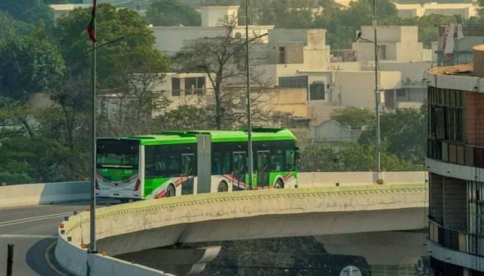 کراچی: کچی آبادی کے بچوں کا گرین لائن بس پر پتھراؤ، پولیس چیف کے احکامات