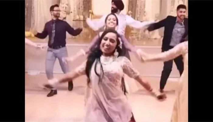 دلہن کی اپنی شادی میں گانے پر بھنگڑا کرنے کی ویڈیو