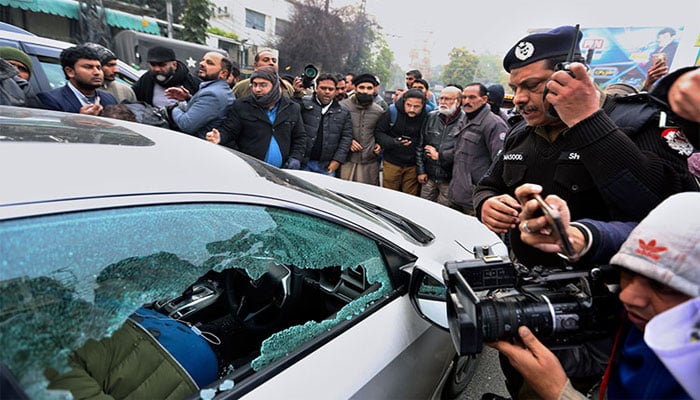 لاہور پریس کلب کے باہر صحافی حسنین شاہ کو ان کی گاڑی پر فائرنگ کر کے قتل کیا گیا
