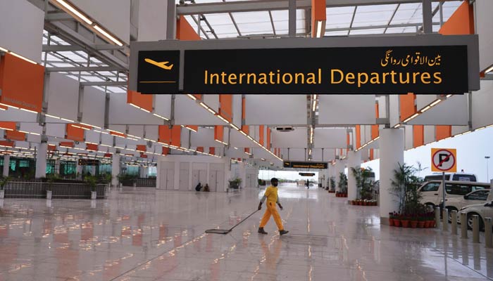 ایئرپورٹ پر سی اے اے ملازم سے 1 کروڑ مالیت کی غیر ملکی کرنسی برآمد