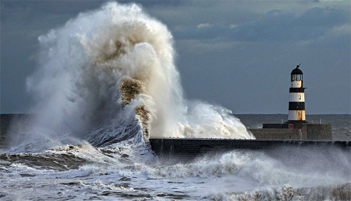 طوفان ’ملک‘ کے برطانیہ سے ٹکرانے کی وارننگ جاری