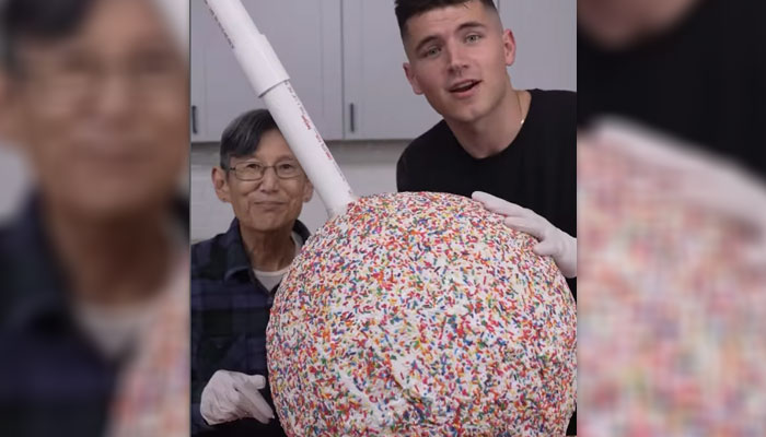 ٹِک ٹاکرز نے دنیا کا سب سے بڑا ’کیک پاپ‘ بنالیا