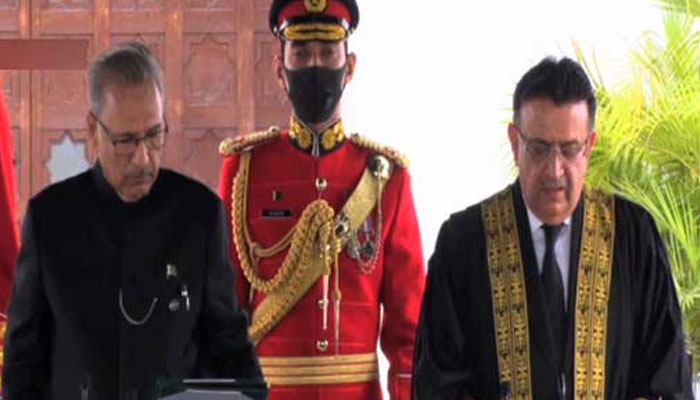 جسٹس عمر عطا بندیال نے چیف جسٹس پاکستان کا حلف اٹھالیا