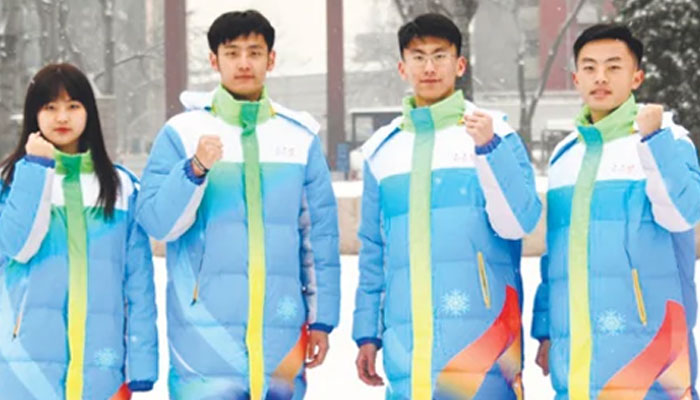 بیجنگ 2022سرمائی اولمپکس اور پیرا اولمپکس کے رضاکاروں کی بیجنگ جیاؤ ٹونگ یونیورسٹی کےکیمپس میں لی گئی تصویر۔ (شِنہوا)
