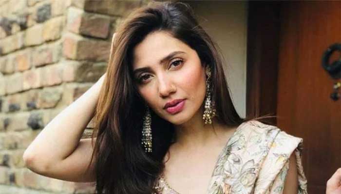 Mahira Khan heaps praise on the team of superhit drama 'Parizaad'