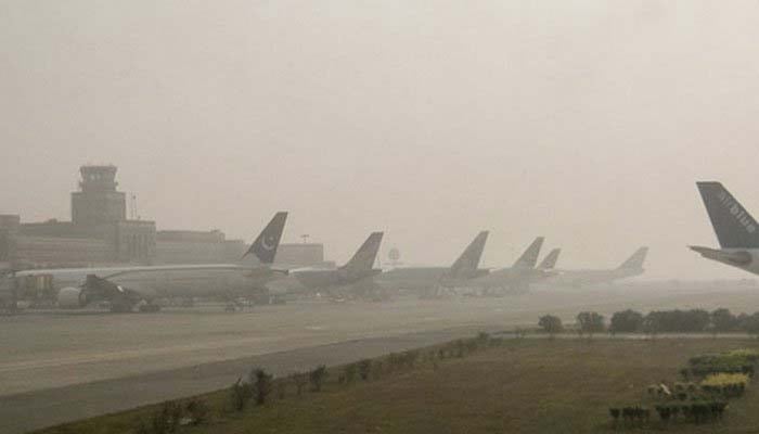 لاہور میں شدید دھند، نجی ایئرلائن کی دو پروازیں کراچی واپس آ گئیں