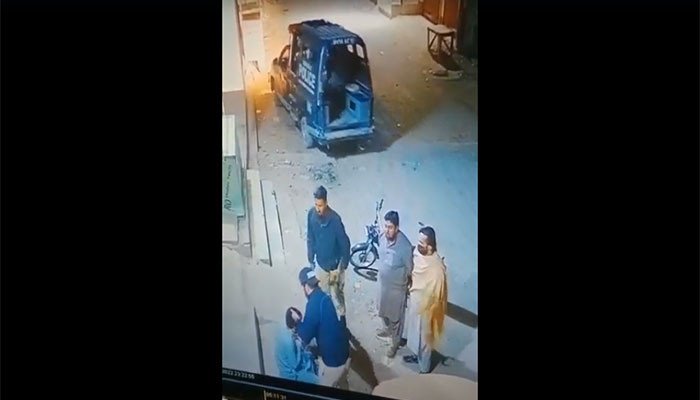 کراچی، ذہنی معذور شخص پر تشدد، پولیس اہلکار گرفتار
