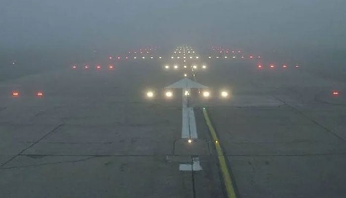 لاہور ایئرپورٹ پر شدید دھند، فلائٹ آپریشن معطل